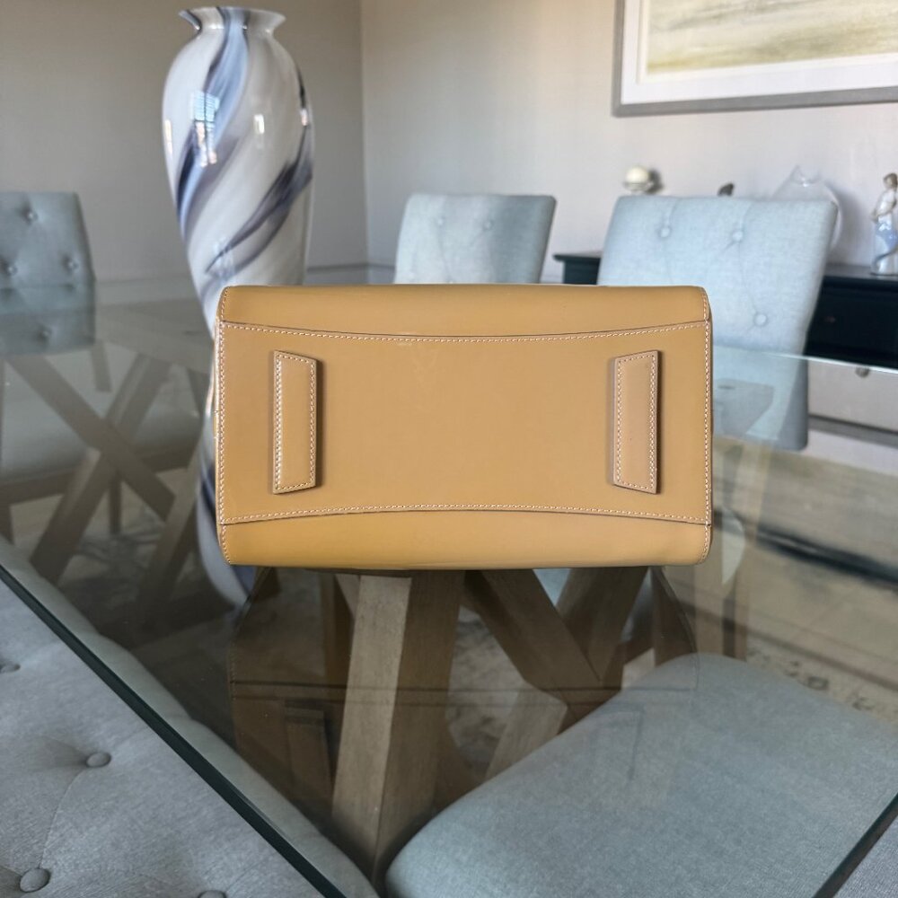 GIVENCHY PATENT LEATHER Antigona Beige Small - Picture 3 of 8